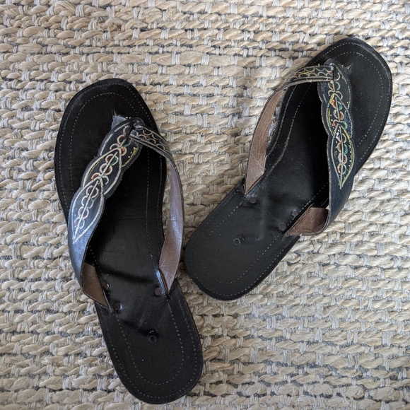 VINTAGE Painted Leather Sandals Flip Flops Handmade Black Gold Green 8.5 - Picture 2 of 11